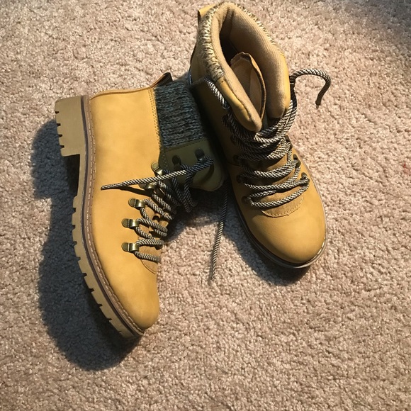 Boots 🥾 - Picture 2 of 3